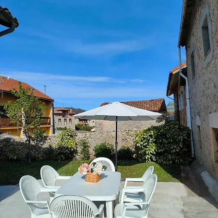 Casa Rustica Con Jardin En Pesués